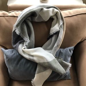 Thin blanket scarf